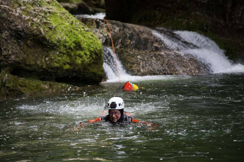 Cayoning dans le Jura, nage en torrent
